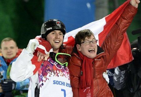 Лыжник из Канады празднует золото на одном подиуме со своим братом-инвалидом (6 фото)