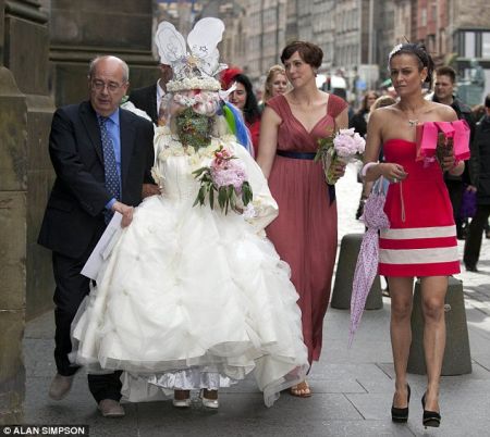 Самая пирсинговая женщина в мире, вышла замуж (6 фото)