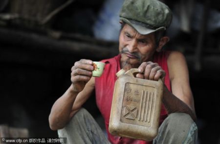 Chen Dejun пьёт бензин 42 год (3 фото)