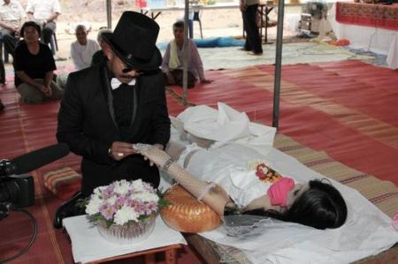 Свадьба после смерти (2 фото + 1 видео)