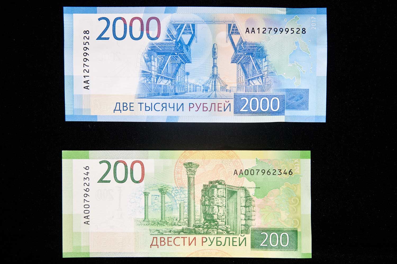 Центробанк показал купюры 200 и 2000 рублей