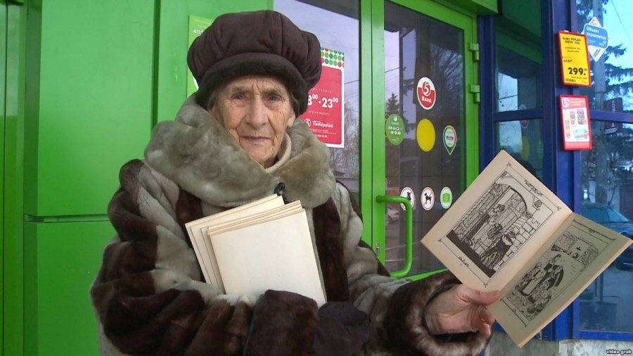 В Екатеринбурге пенсионерка на морозе продает свои сказки за 30 рублей
