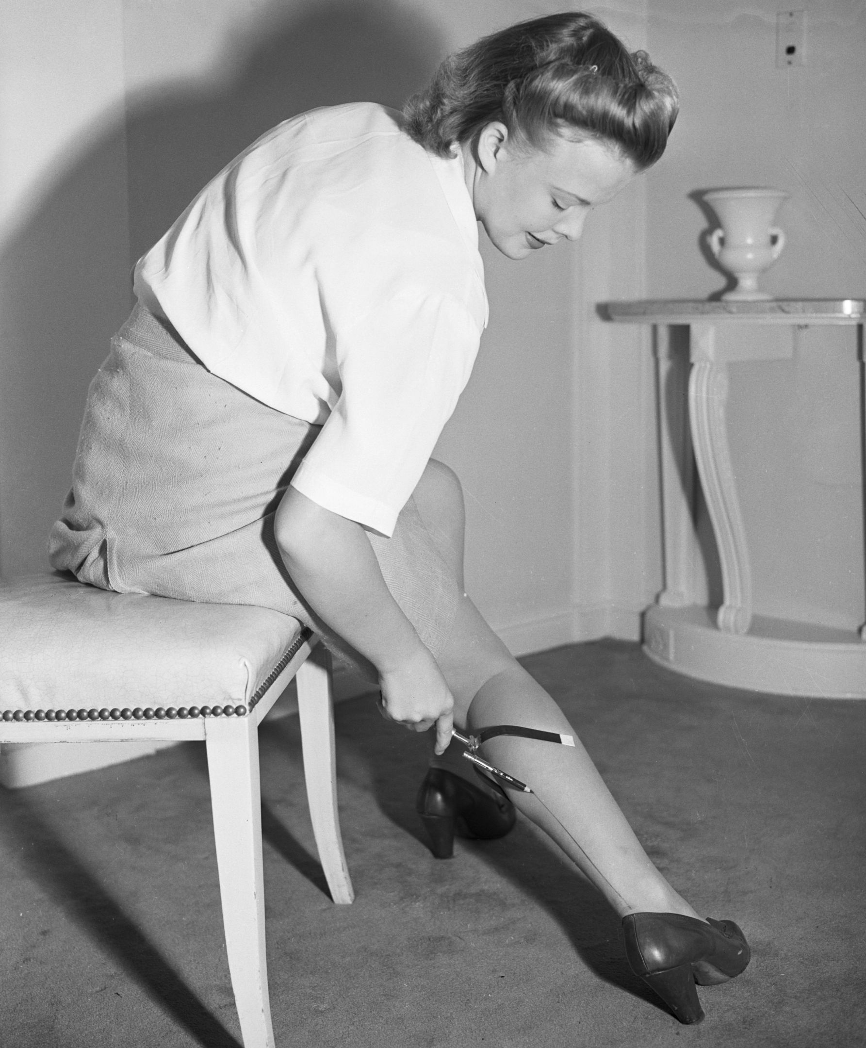 Бреют веки. Нейлоновые чулки. Ноги советских женщин. Советские чулки на ногах. Первые нейлоновые чулки.