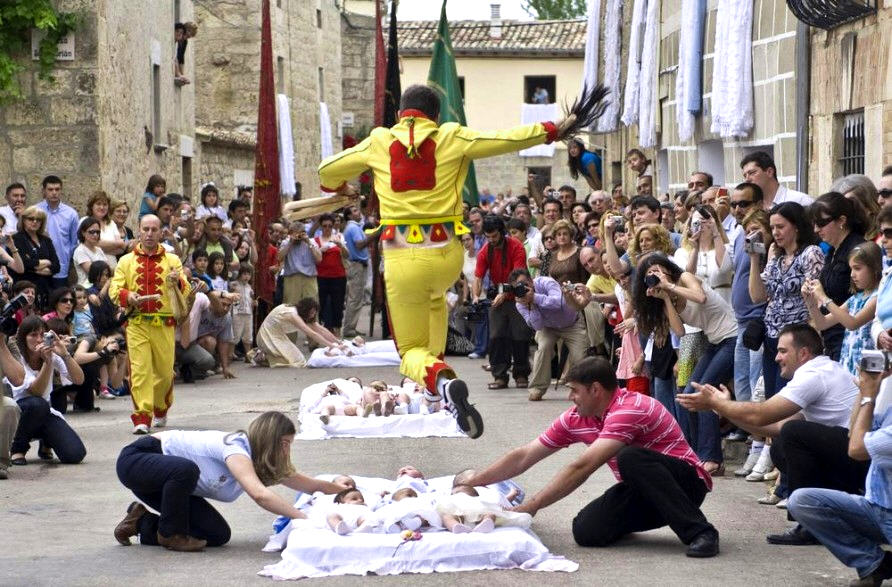 Испанский праздник прыжков через младенцев
