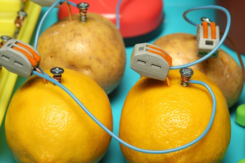 Как добыть электричество из овощей и фруктов