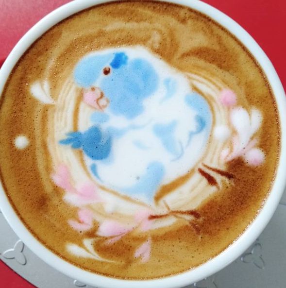 Бариста рисующий птиц на кофе
