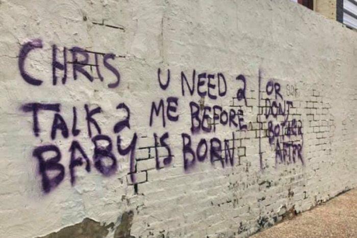 Женщина рисовала граффити на улицах что бы привлечь отца не родившегося ребёнка