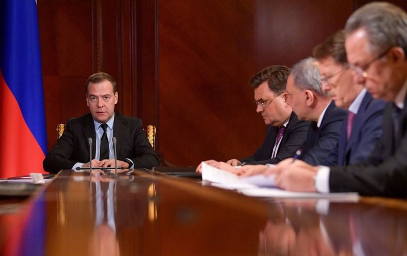 Медведев приказал отменить законы СССР, мешающие бизнесу