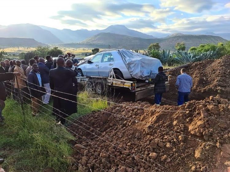Южноафриканский политик похоронен в своем любимом мерседесе