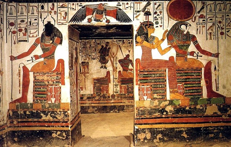 Египетские боги на стенах гробницы Нефертари