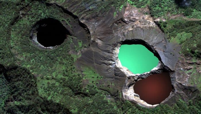 Разноцветные озера вулкана Келимуту