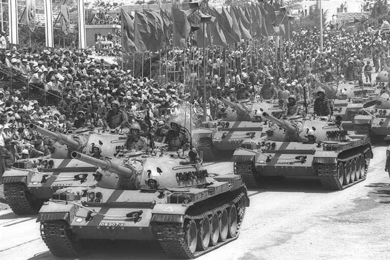 Захваченная у арабов трофейная советская бронетехника на параде в Иерусалиме
