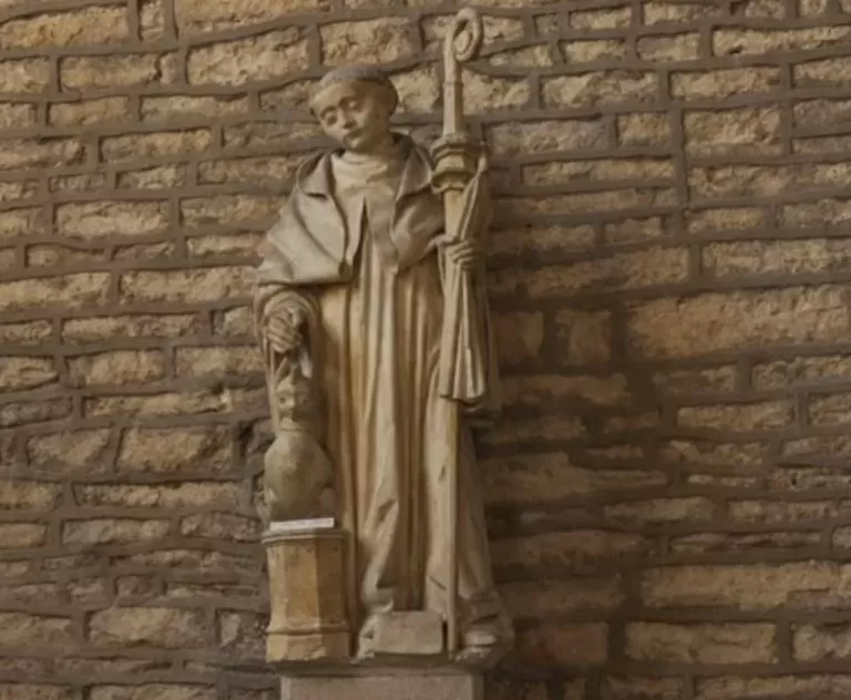Святой Жан-де-Реом. Статуя в церкви неподалёку от родника