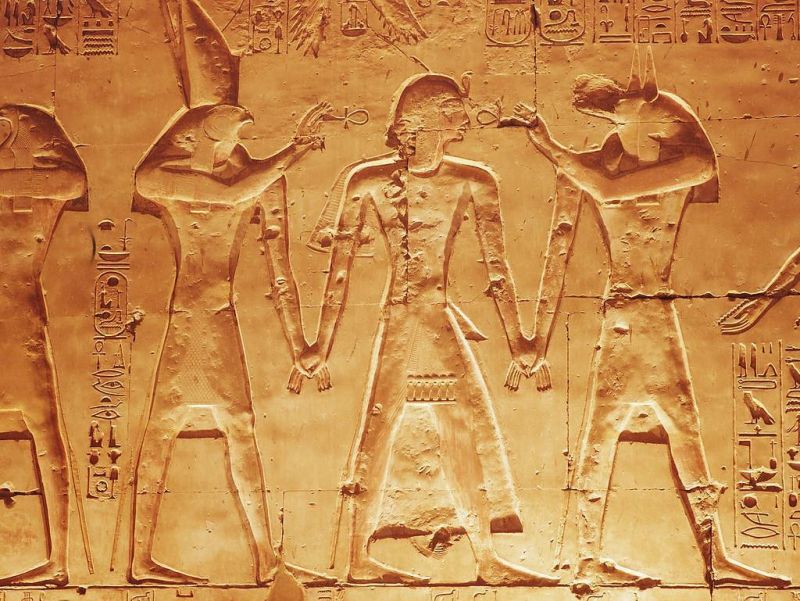 Почему египтяне изображали людей плоскими и в профиль