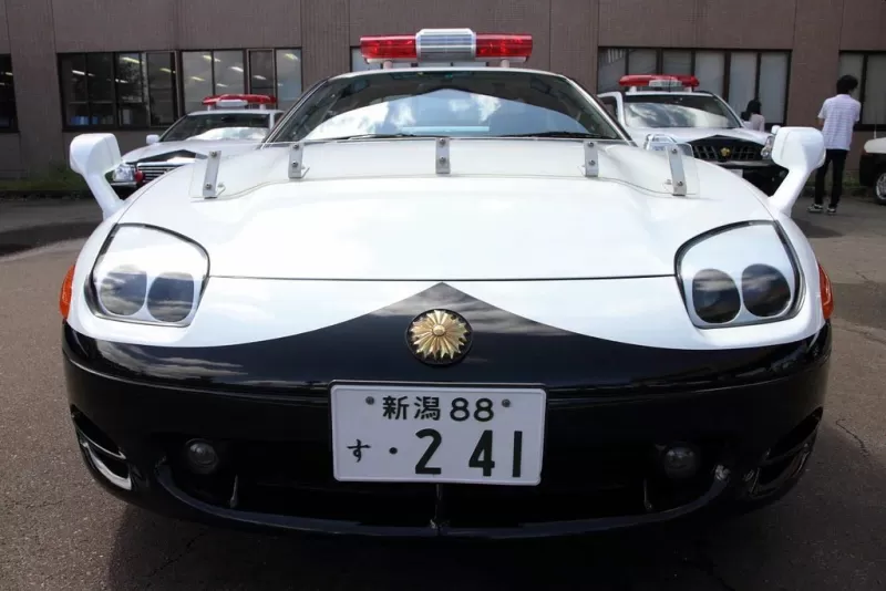 Что за щит из прозрачного пластика на капотах полицейских автомобилей в Японии